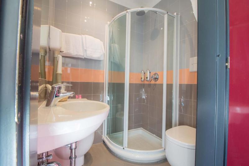 Double Room with Balcony image 4