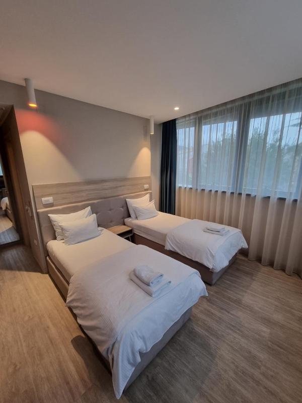 Deluxe Queen Room image 3