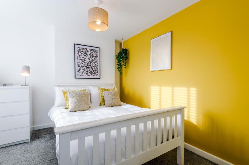 Large 7 bedroom town house in Chester City Centre - image 1