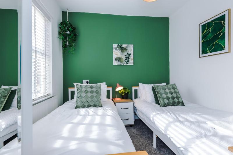 Large 7 bedroom town house in Chester City Centre - image 15
