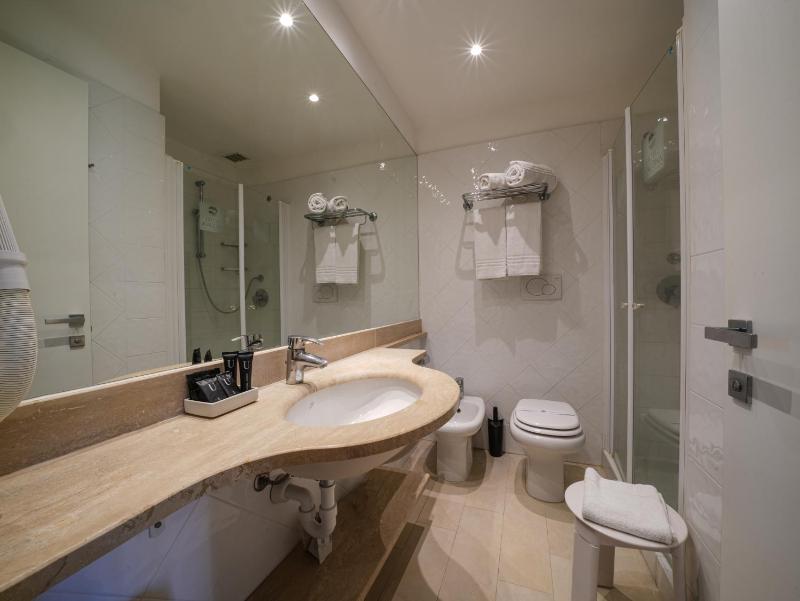 Double or Twin Room image 4