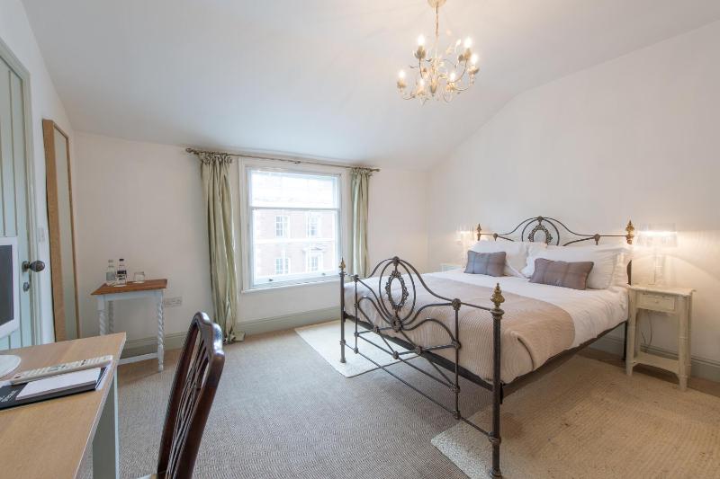Deluxe Double Room image 4