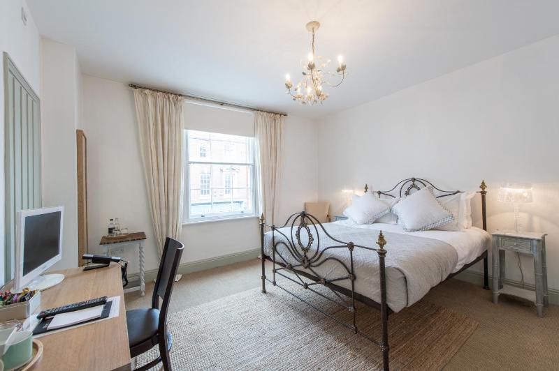 Deluxe Double Room image 3