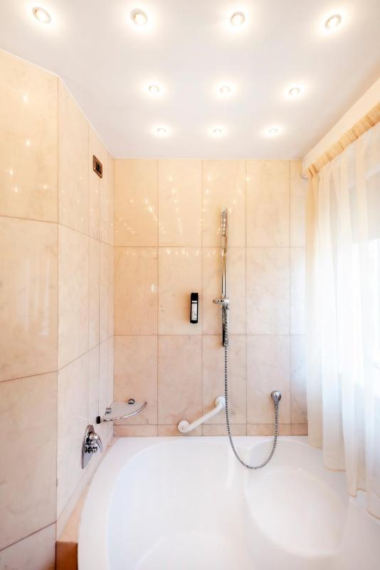 Deluxe Double or Twin Room with Balcony image 4