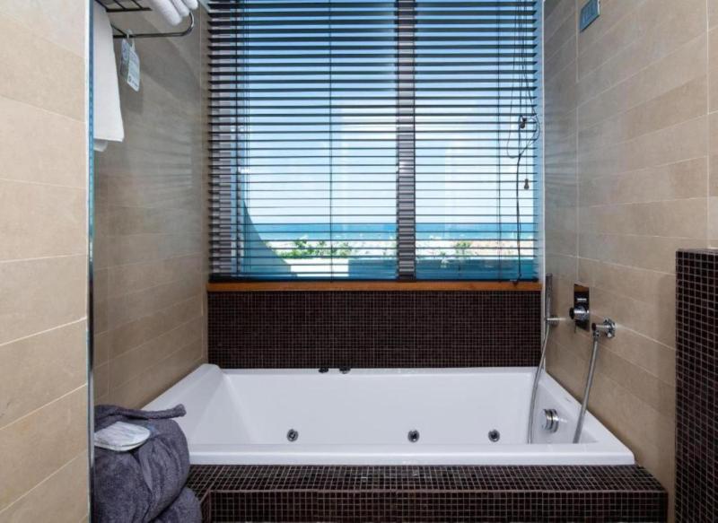 Junior Suite with Jacuzzi and Sea View image 1