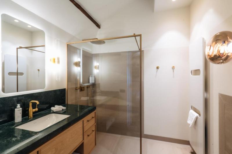 Deluxe Room image 4