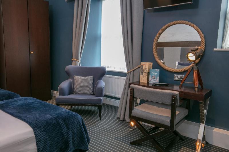 Standard Twin Room image 3