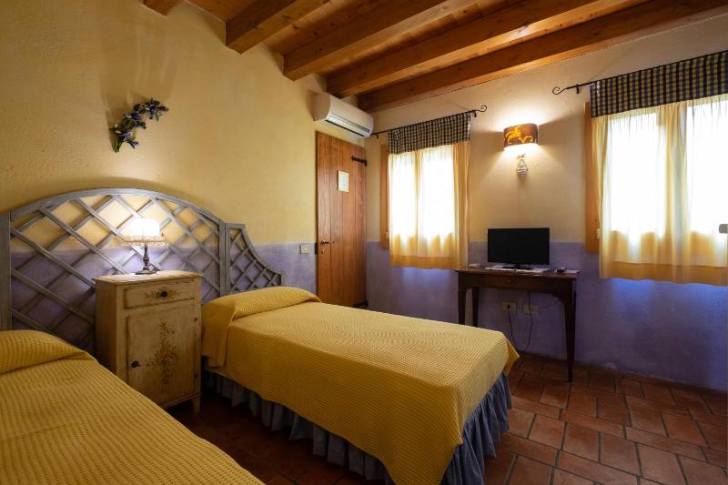 Double or Twin Room image 4