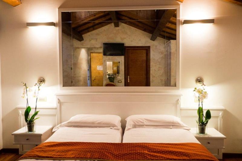 Double Room - Dependence image 2