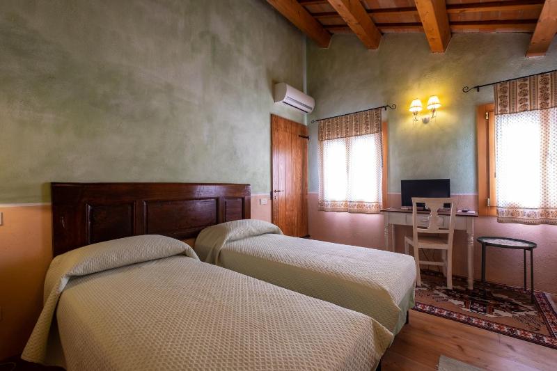 Deluxe Double or Twin Room with Balcony image 2