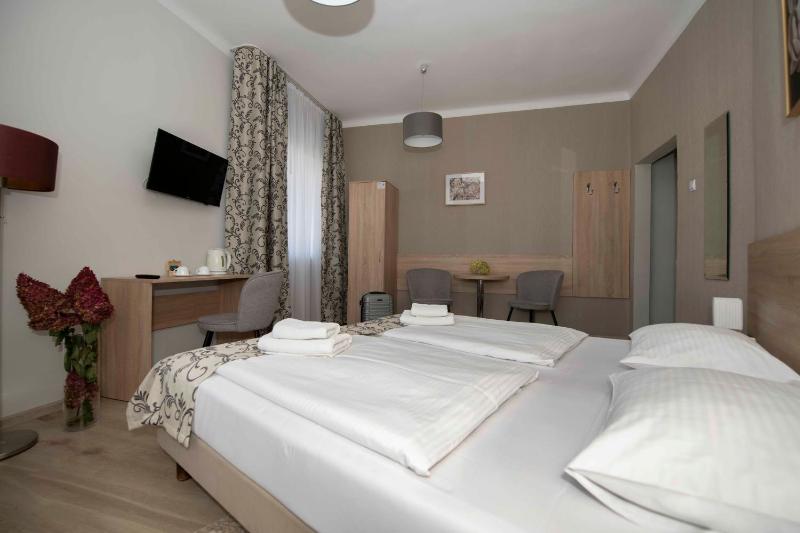Standard King Room image 3