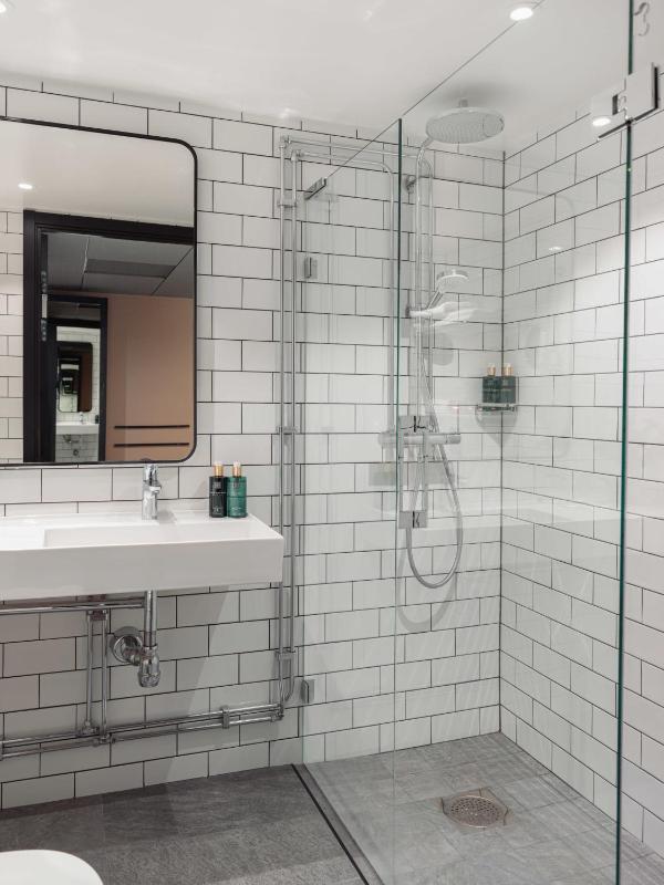 Standard Twin Room image 4