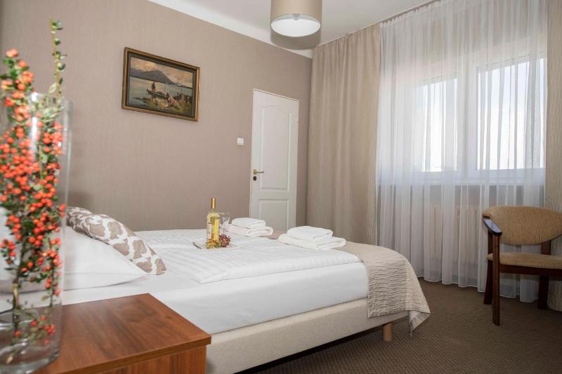 Standard King Room image 2