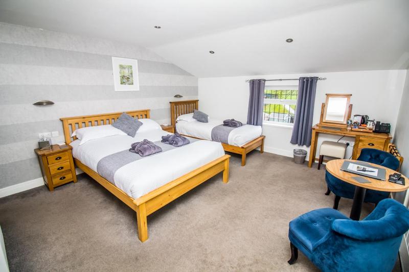 Deluxe Triple Room image 3