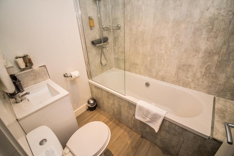 Deluxe Triple Room image 4