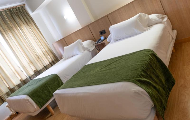 Twin Room image 1