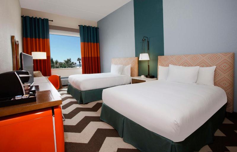 Queen Room with Two Queen Beds with Bath Tub - Hearing Accessible image 4