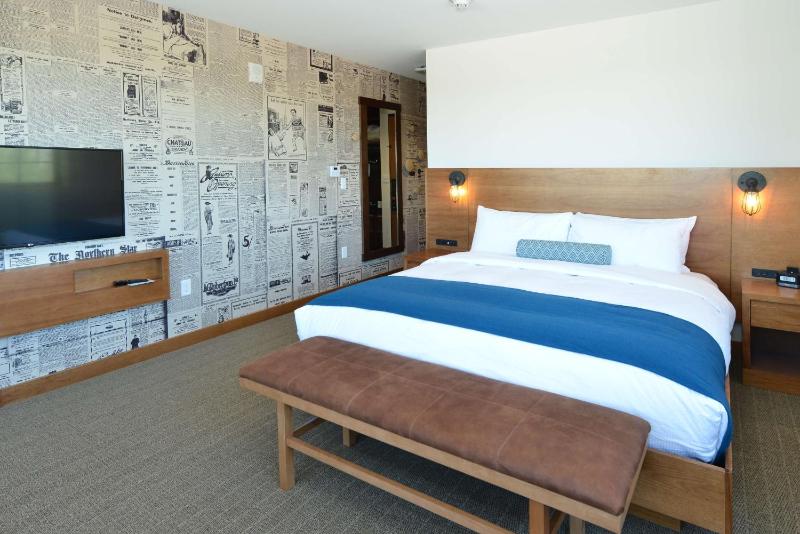 King Room image 4