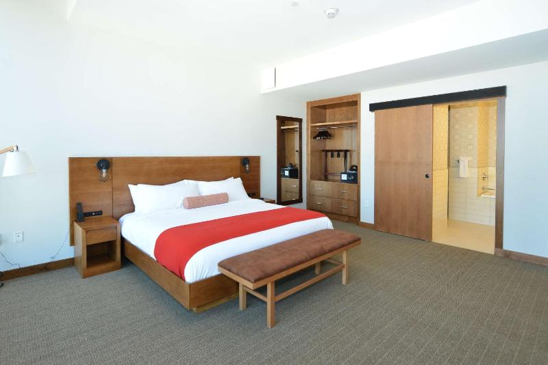 Junior King Suite with Seating Area image 2