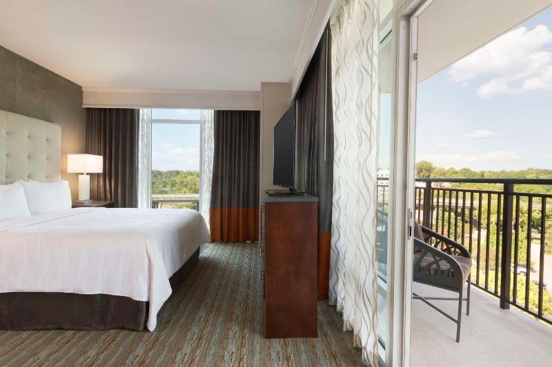 King Studio Suite with Balcony image 3