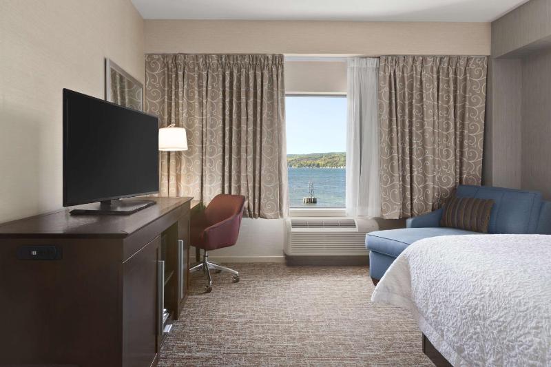King Room with Bathtub and Water View - Disability Access image 3