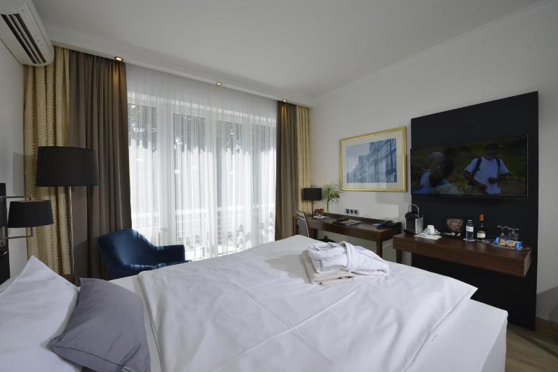 Comfort Queen Room with Air Conditioning image 1