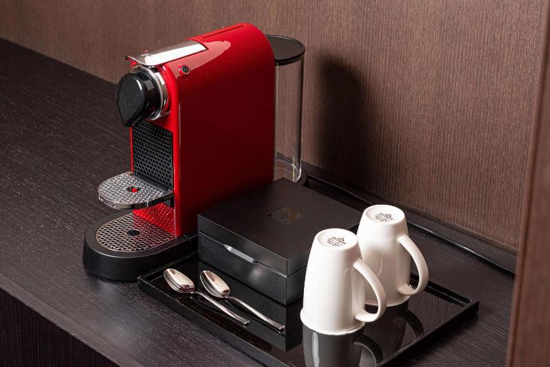 Premium King Room with Lake View image 1