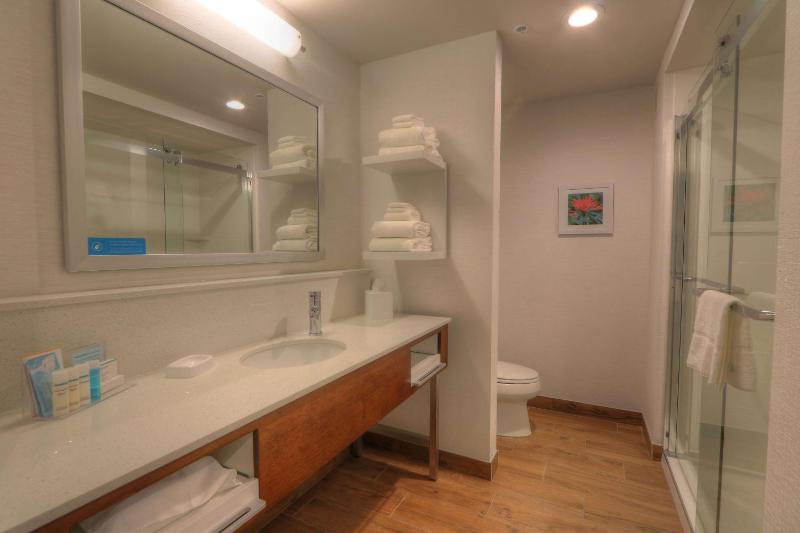 King Room with Balcony - Non-Smoking image 4