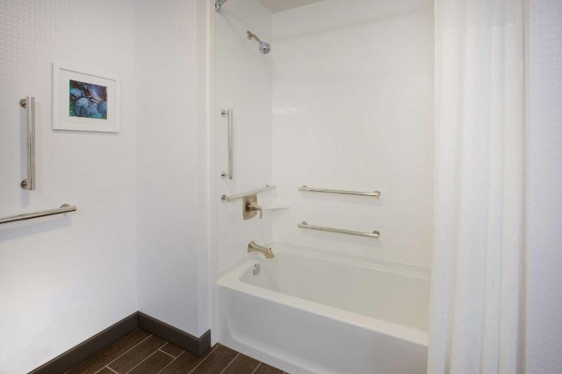 Queen Room with Two Queen Beds - Mobility Access/Non-Smoking image 3