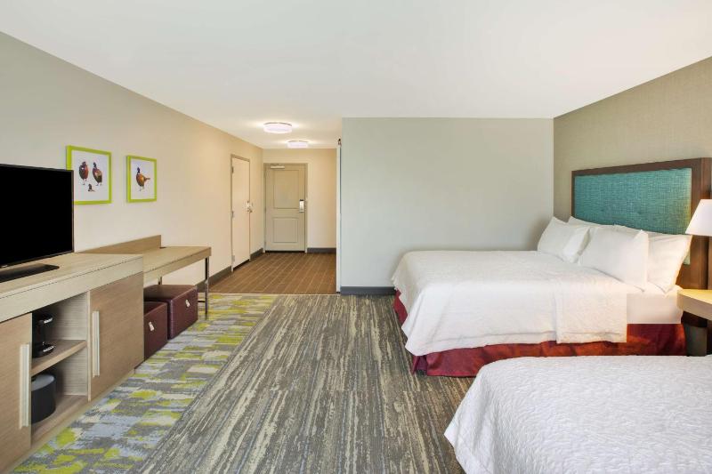 Queen Room with Two Queen Beds - Mobility Access/Non-Smoking image 4