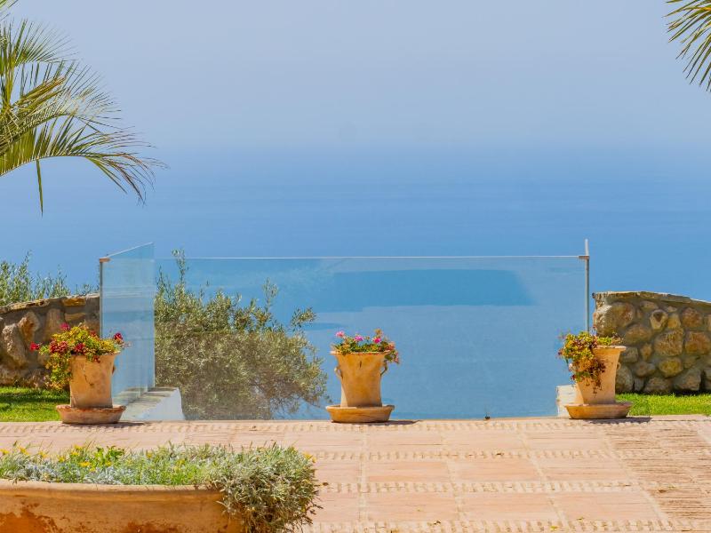 Cubo's Mountain Bayview Luxury Villa - image 40