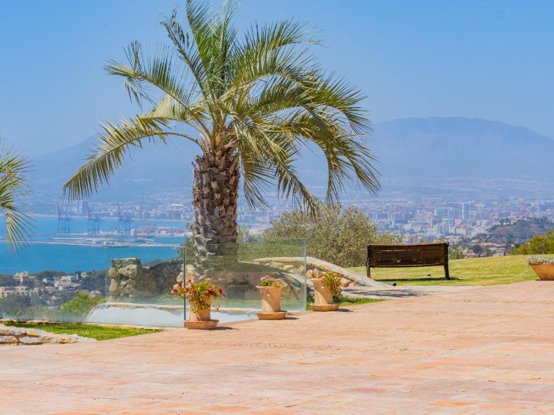 Cubo's Mountain Bayview Luxury Villa - image 32