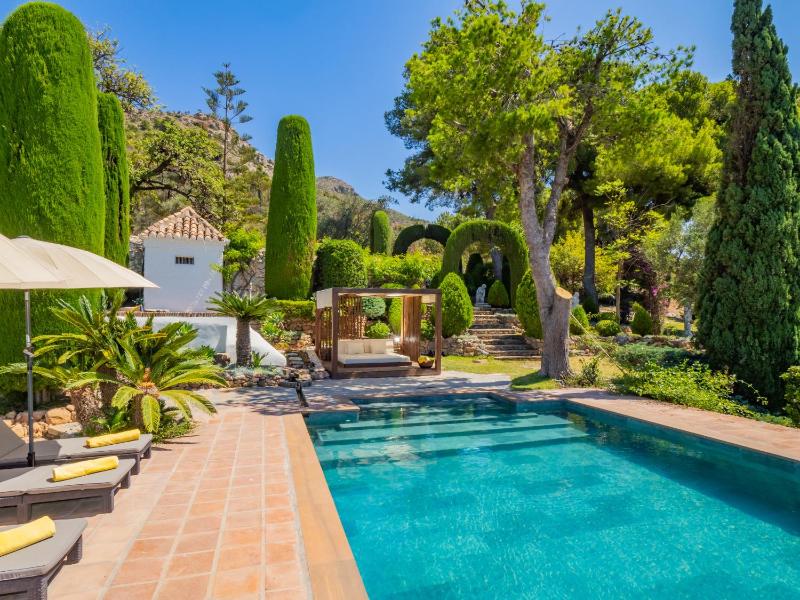 Cubo's Mountain Bayview Luxury Villa - image 17
