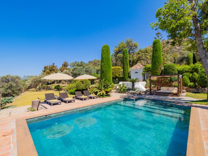 Cubo's Mountain Bayview Luxury Villa - image 2
