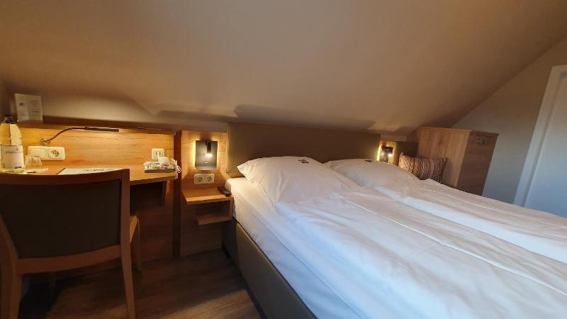 Very Small Double Room image 3