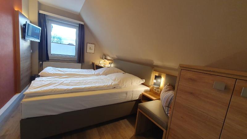 Very Small Double Room image 4