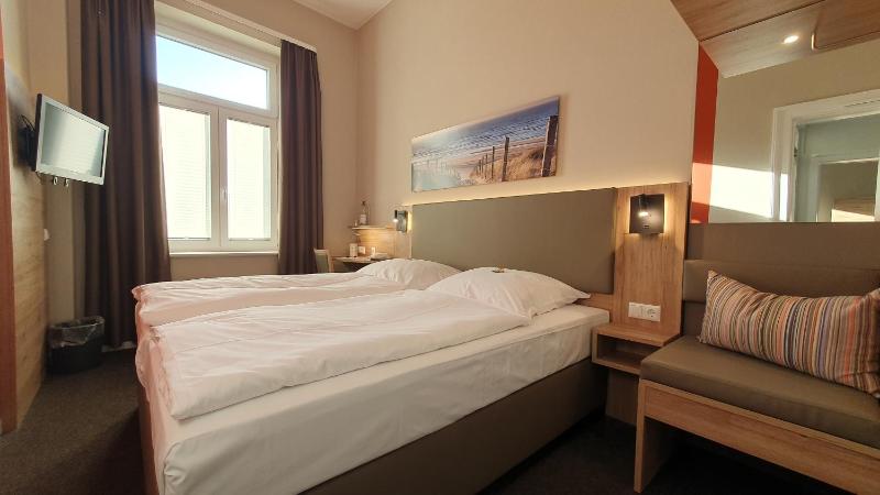 Very Small Double Room image 1