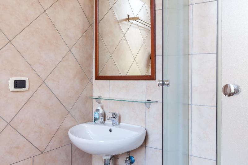 Triple Room with Private Ensuite Bathroom image 4