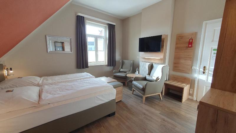 Classic Double Room image 3