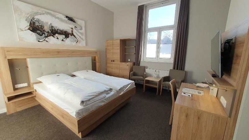 Classic Double Room image 4