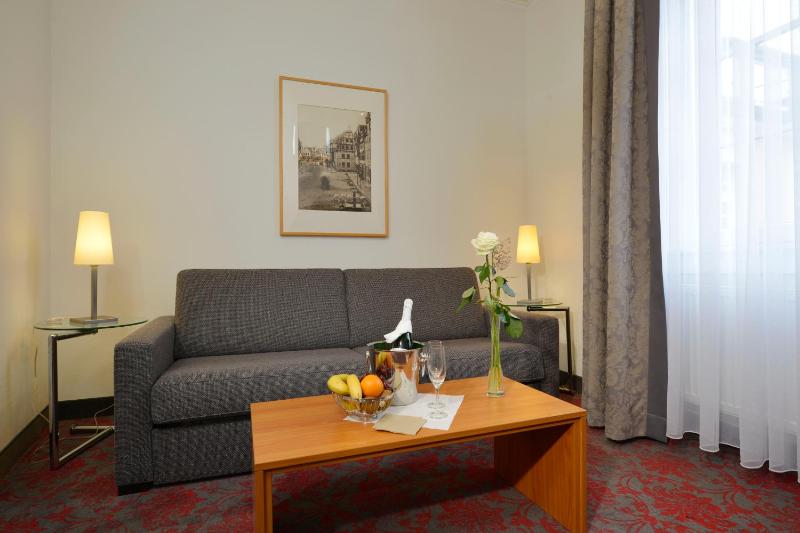 Family Room (4 Adults) image 3