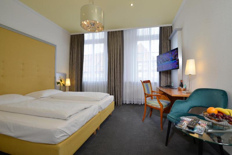 Standard Double Room image 3
