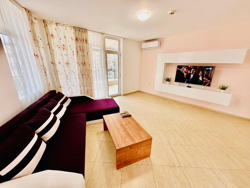Charming 2-bed flat with pool view in Sunny Beach Bulgaria - image 10