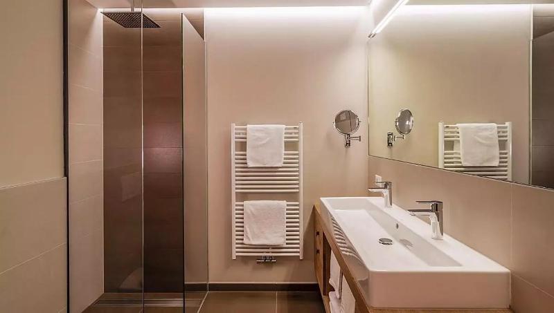 Deluxe Double Room image 2