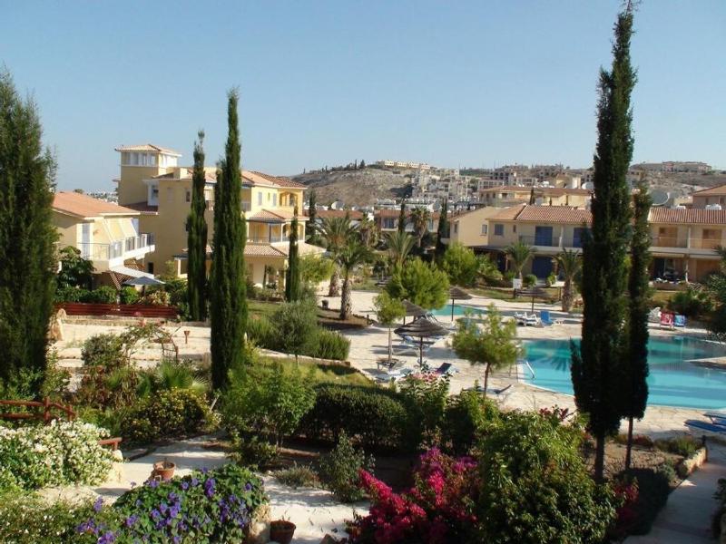 Regina Gardens - spacious, 3 bed, ground floor unit with large patio Images