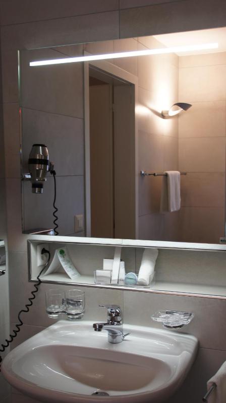 Standard Queen Room image 3
