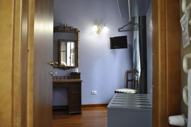 Budget Single Room image 4