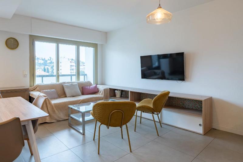 Nice bright one bedroom in the heart of Cannes - image 9