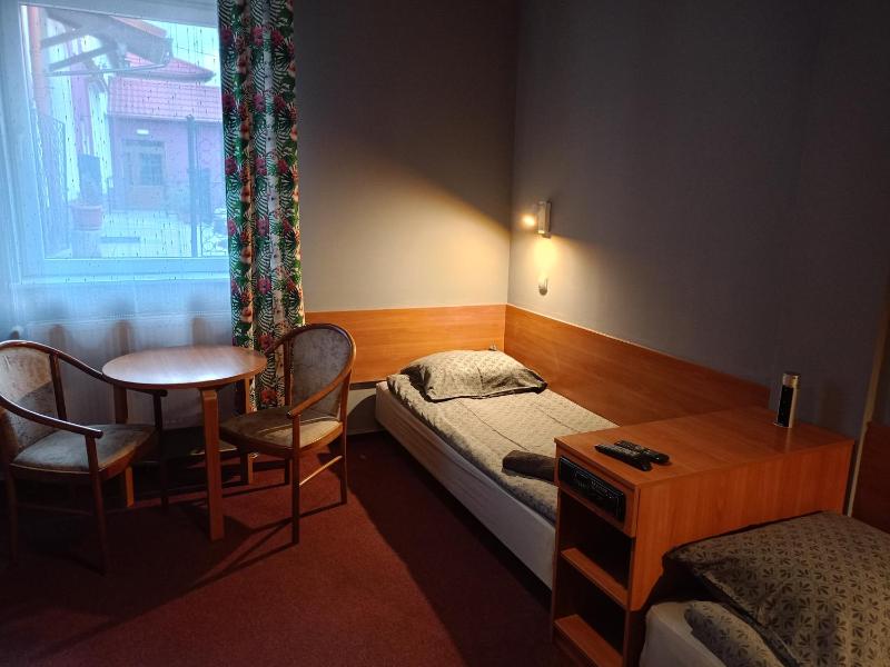 Twin Room with Private Bathroom image 4