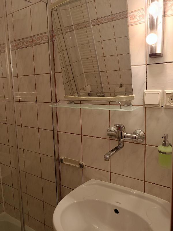 Twin Room with Private Bathroom image 3